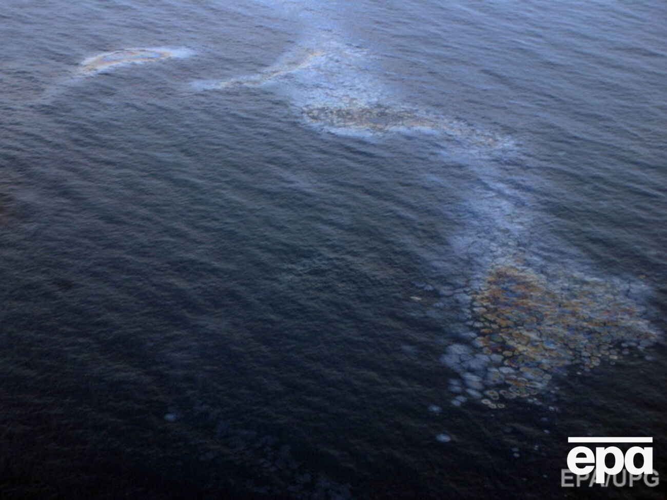 Неизвестно, сколько именно нефти попало в море