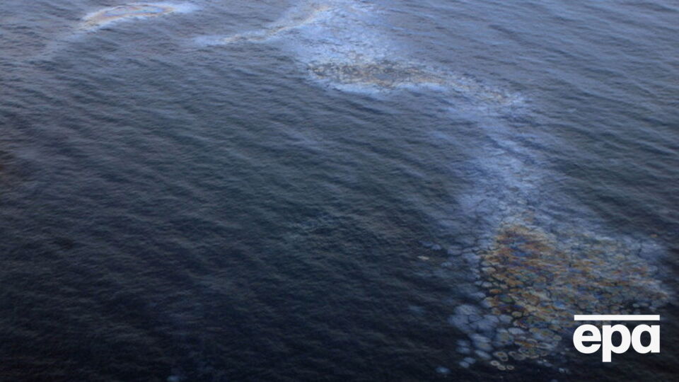 Неизвестно, сколько именно нефти попало в море