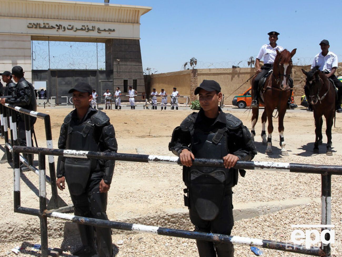 Это произошло через несколько часов после того, как суд приговорил бывшего президента Египта Мухаммеда Мурси к смертной казни