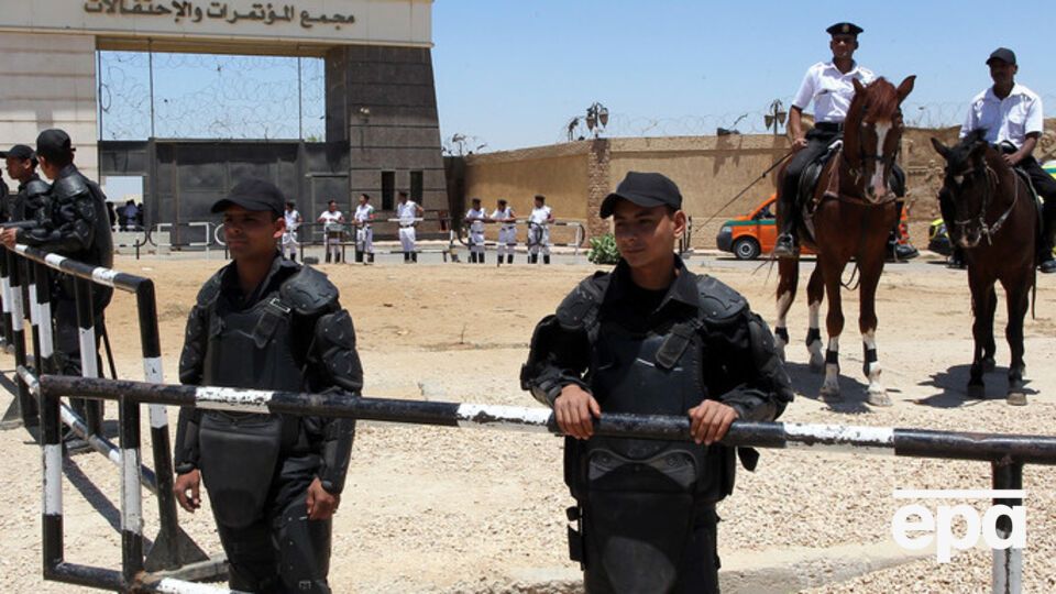 Это произошло через несколько часов после того, как суд приговорил бывшего президента Египта Мухаммеда Мурси к смертной казни