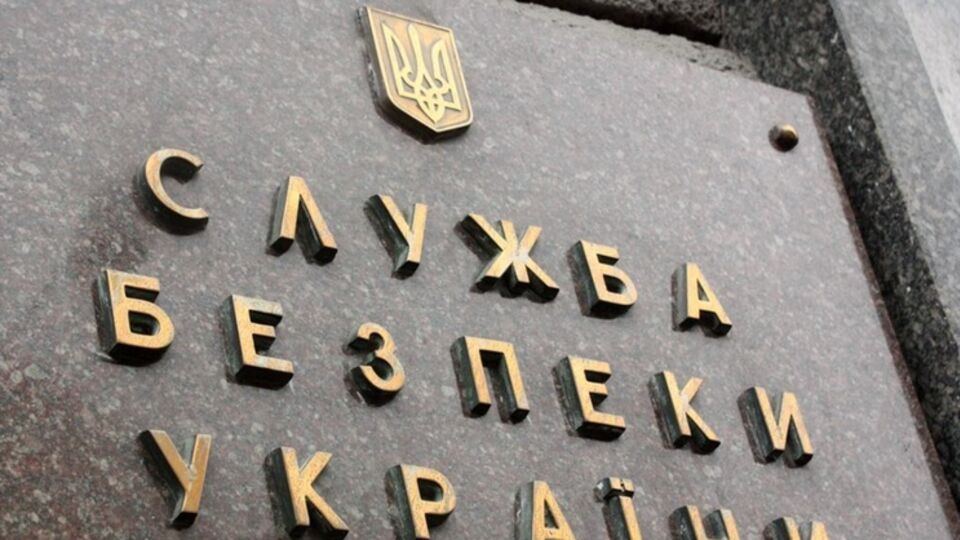 Экспертиза установила, что в обнаруженных стеклянных бутылках содержится неочищенная спиртово-водяная смесь