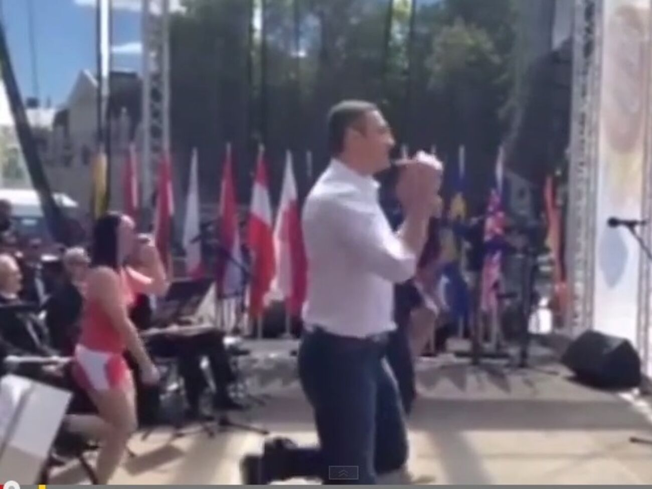 В День Европы братья Кличко станцевали на Михайловской площади. Видео