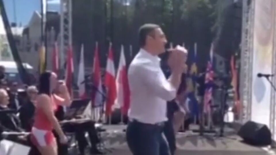 В День Европы братья Кличко станцевали на Михайловской площади. Видео