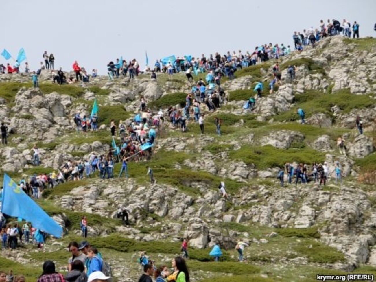 По подсчетам организаторов, в восхождении приняли участие около 4 тысяч человек