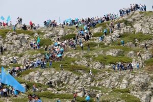 По подсчетам организаторов, в восхождении приняли участие около 4 тысяч человек