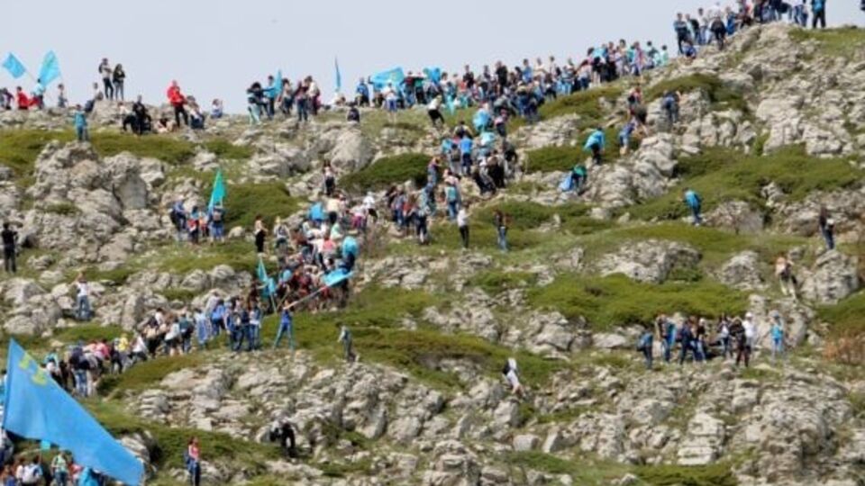 По подсчетам организаторов, в восхождении приняли участие около 4 тысяч человек