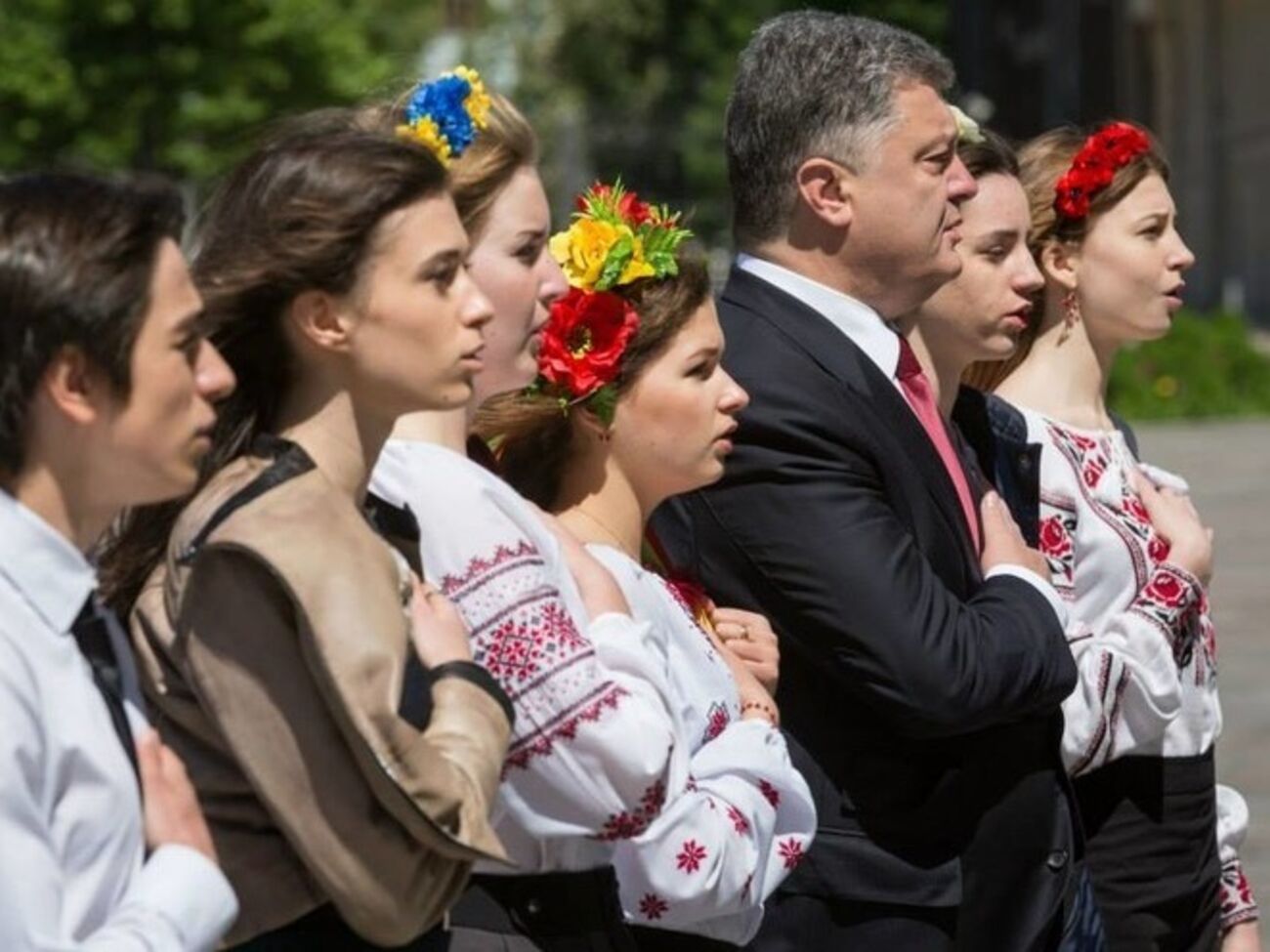 Петр Порошенко принял участие в торжественной церемонии поднятия флага ЕС перед зданием АП