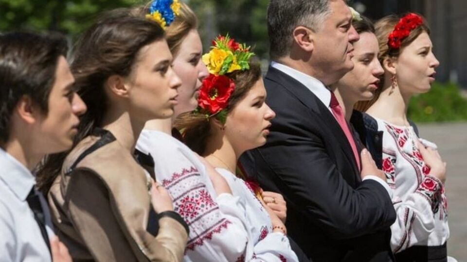 Петр Порошенко принял участие в торжественной церемонии поднятия флага ЕС перед зданием АП