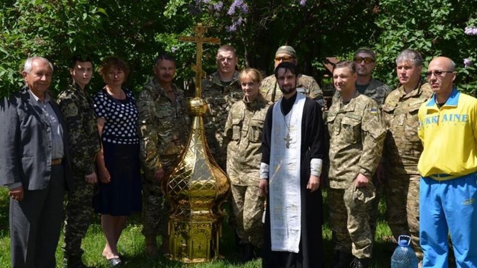 Бойцы помогли установить купол с крестом на церковь