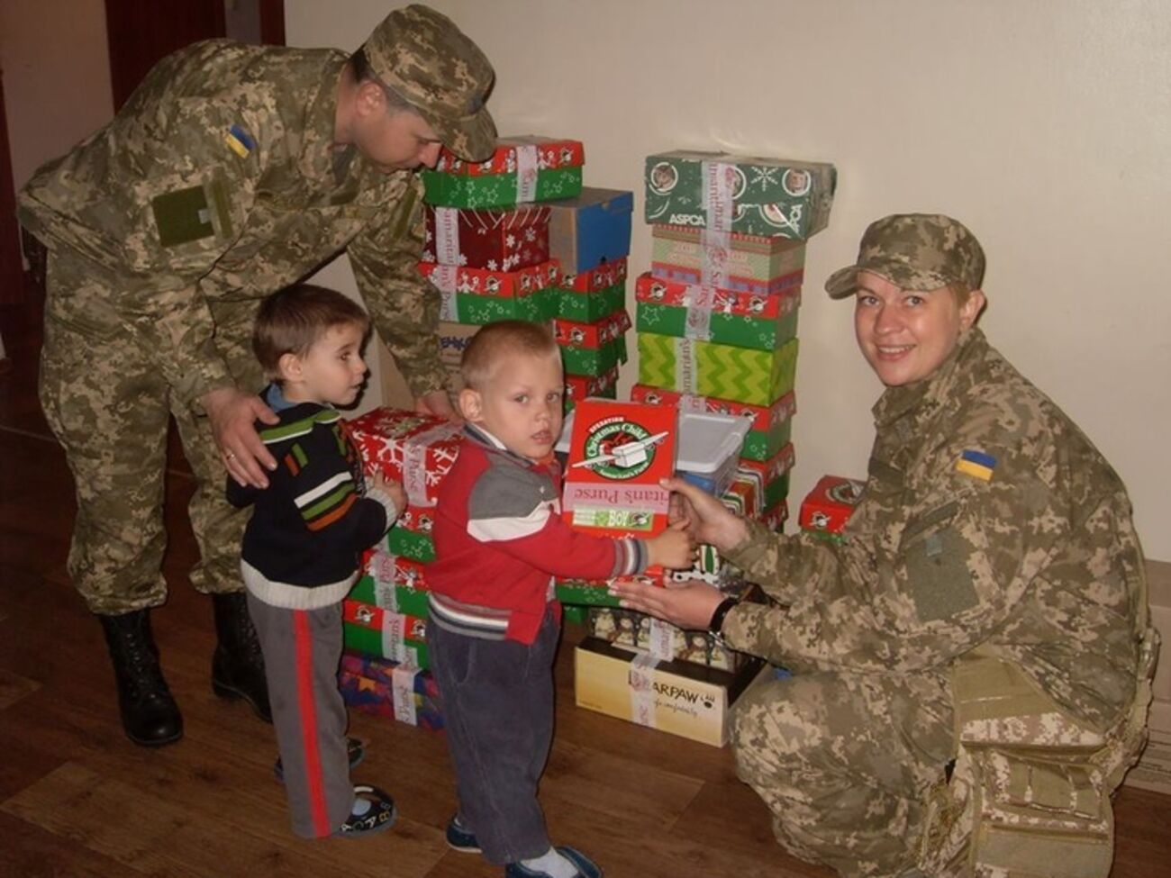Военные доставили гуманитарную помощь детям