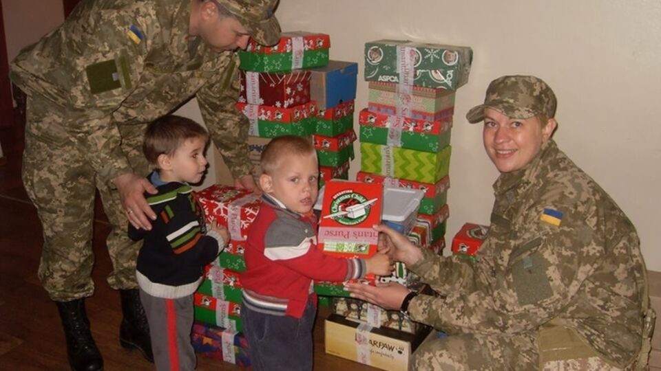 Военные доставили гуманитарную помощь детям