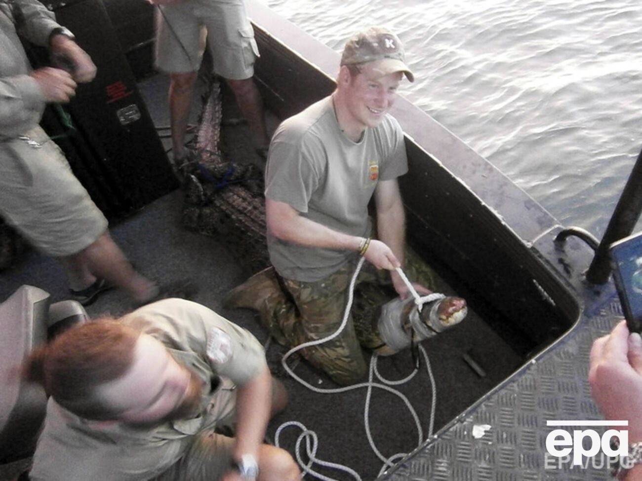 На опубликованных фотографиях видно, как Гарри в военной одежде держит веревку, обмотанную вокруг челюсти крокодила