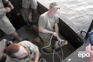 На опубликованных фотографиях видно, как Гарри в военной одежде держит веревку, обмотанную вокруг челюсти крокодила