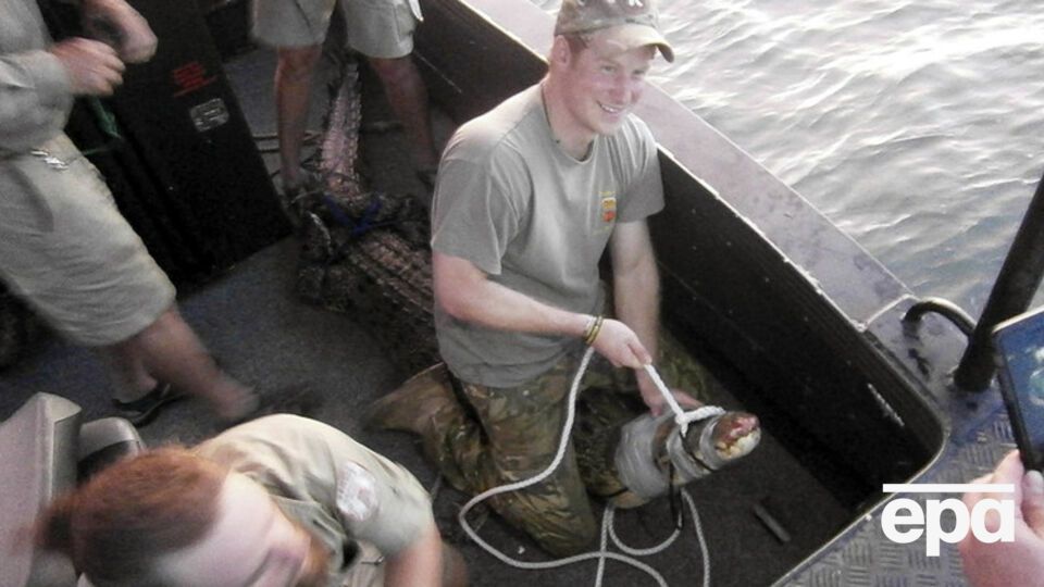 На опубликованных фотографиях видно, как Гарри в военной одежде держит веревку, обмотанную вокруг челюсти крокодила
