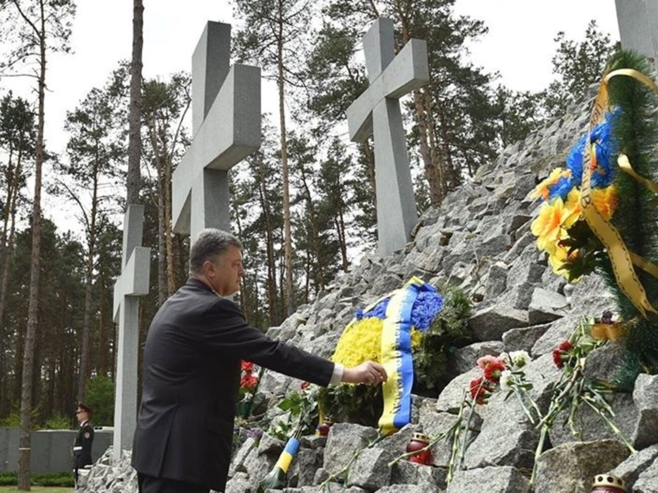 Порошенко почтил память жертв политических репрессий на мемореале в Быковне