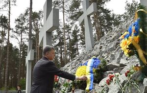 Порошенко почтил память жертв политических репрессий на мемореале в Быковне