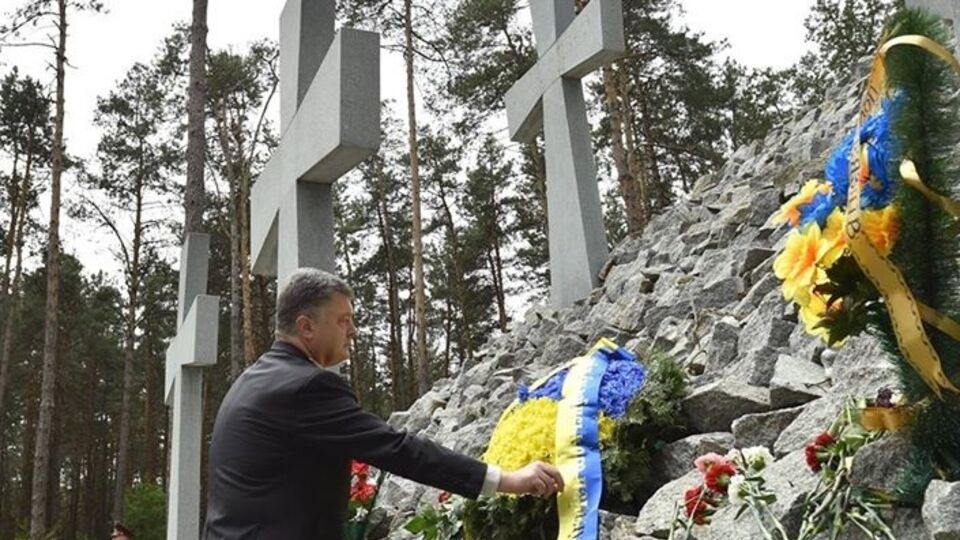 Порошенко почтил память жертв политических репрессий на мемореале в Быковне