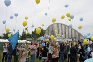 По окончании акции ее участники выпустили в небо 71 воздушный шар