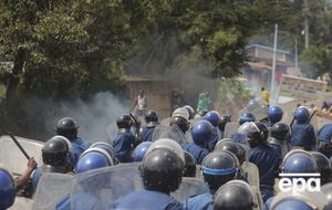В Бурунди демонстранты протестуют против планов действующего президента Пьера Нкурунзизы, правящего страной уже 10 лет, баллотироваться на третий срок