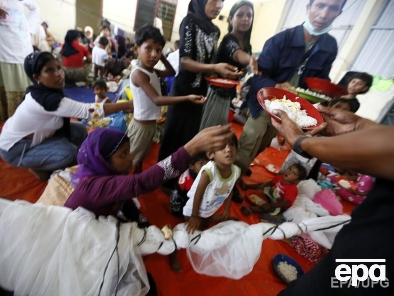 Тысячам мигрантов не позволили причалить, и они дрейфуют&nbsp;в водах на&nbsp;Юго-Востоке Азии