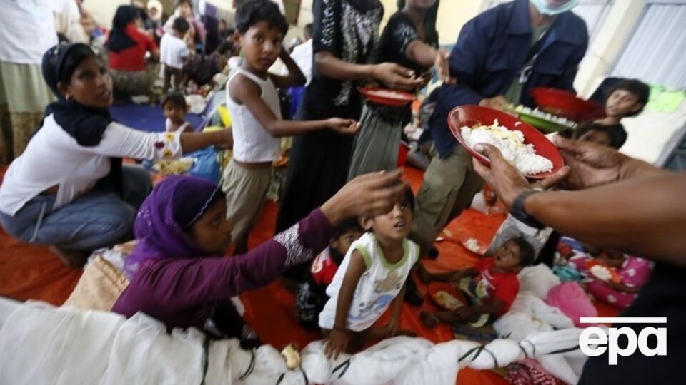 Тысячам мигрантов не позволили причалить, и они дрейфуют в водах на Юго-Востоке Азии