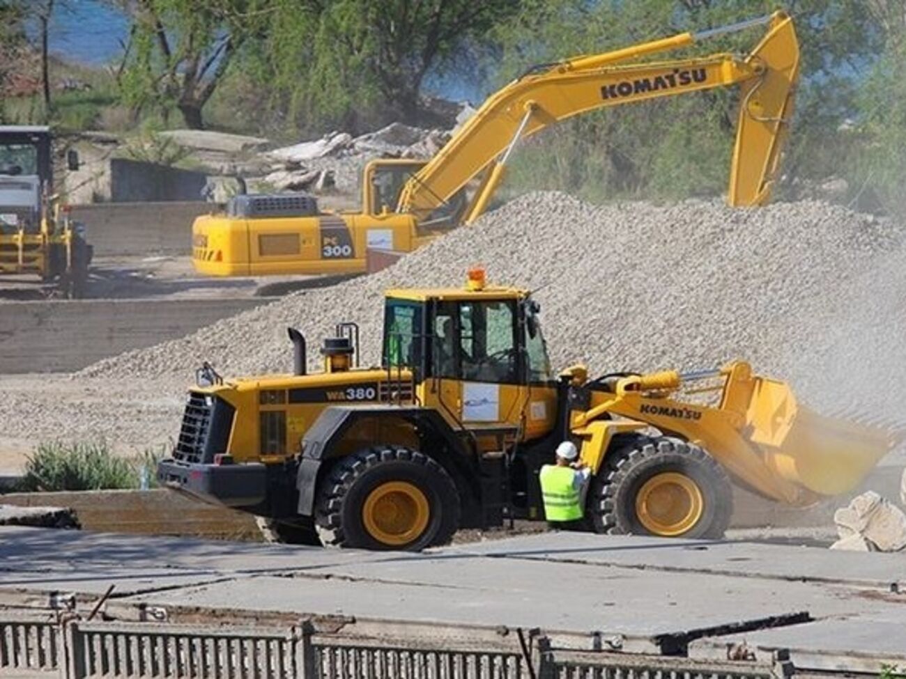 В Керчи на участок для строительства моста через пролив заехала тяжелая техника