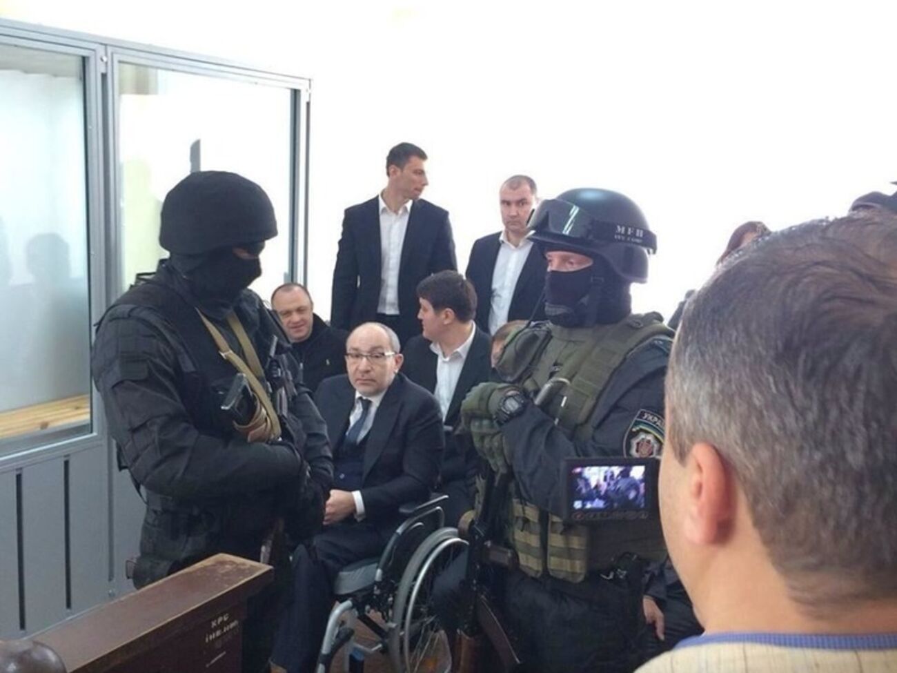 Геннадия Кернеса эвакуировали из полтавского суда после того, как у митингующих якобы заметили огнестрельное оружие