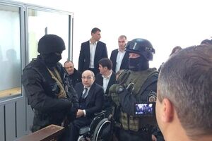 Геннадия Кернеса эвакуировали из полтавского суда после того, как у митингующих якобы заметили огнестрельное оружие