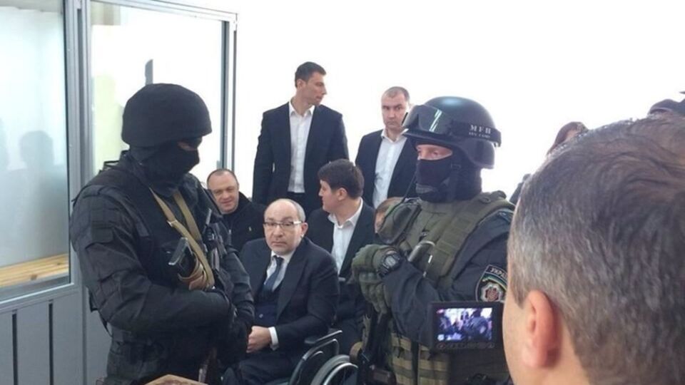 Геннадия Кернеса эвакуировали из полтавского суда после того, как у митингующих якобы заметили огнестрельное оружие