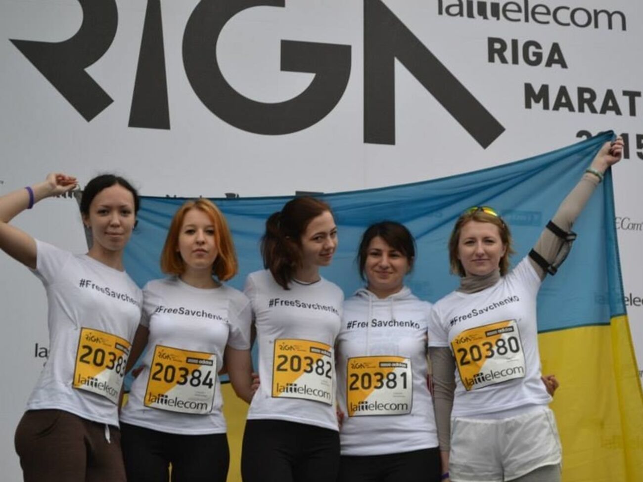 Украинцы, участвующие в забеге, были одеты в футболки #FreeSavchenko