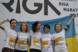 Украинцы, участвующие в забеге, были одеты в футболки #FreeSavchenko