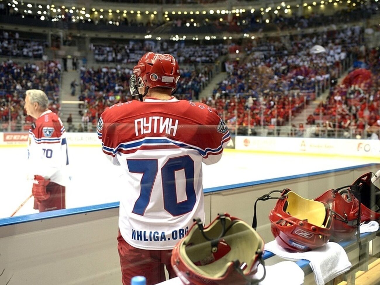 Все игроки команд, включая Владимира Путина, играли под номером 70, символизирующим юбилейную дату победы в войне