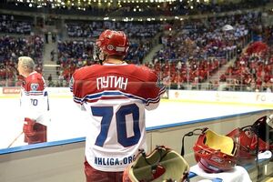 Все игроки команд, включая Владимира Путина, играли под номером 70, символизирующим юбилейную дату победы в войне