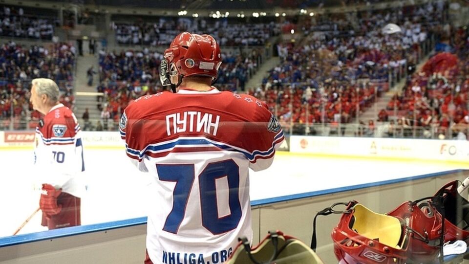 Все игроки команд, включая Владимира Путина, играли под номером 70, символизирующим юбилейную дату победы в войне