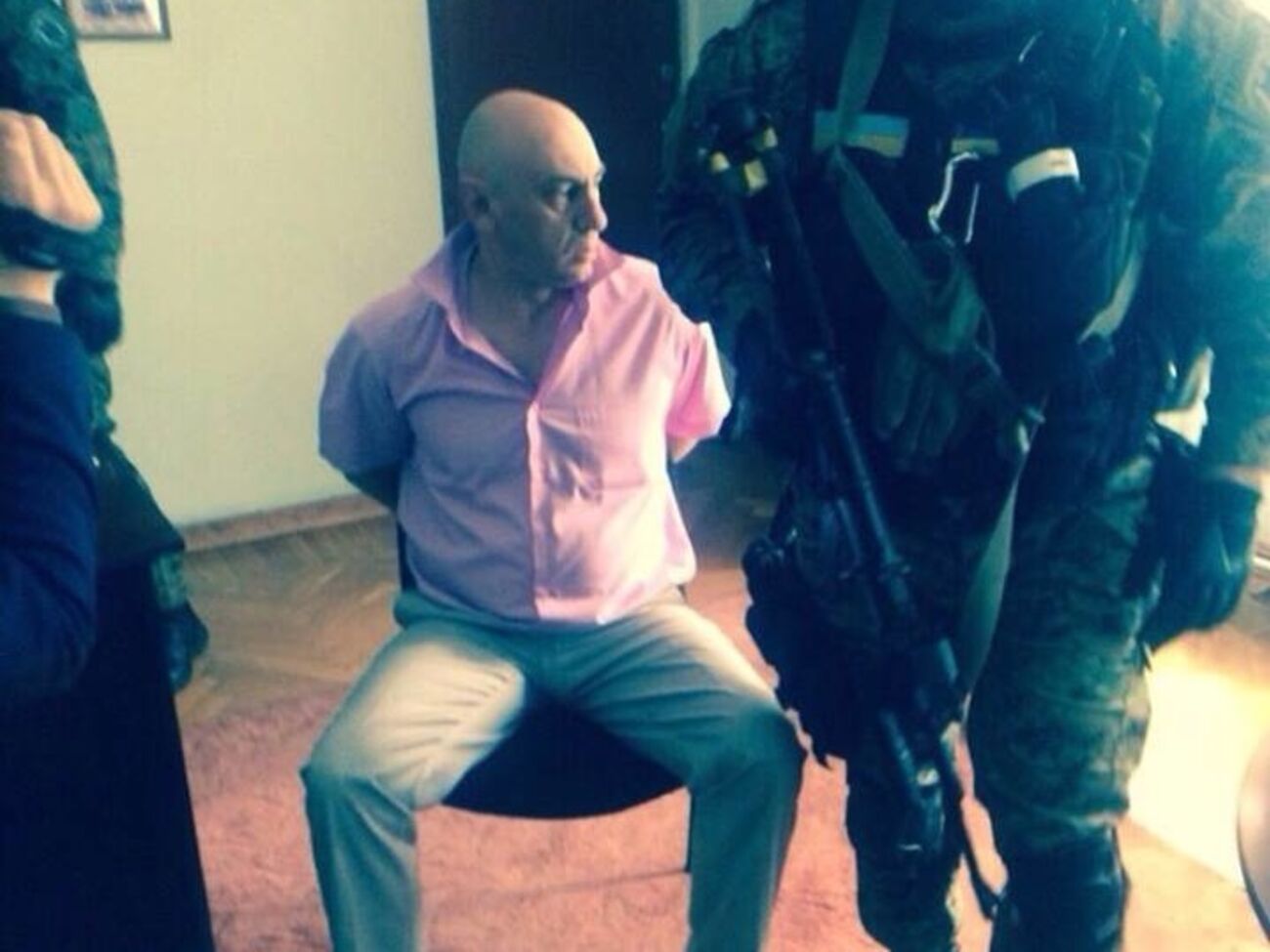 По словам Авакова, персональная охрана чиновника пыталась оказать сопротивление оперативникам и была локализована