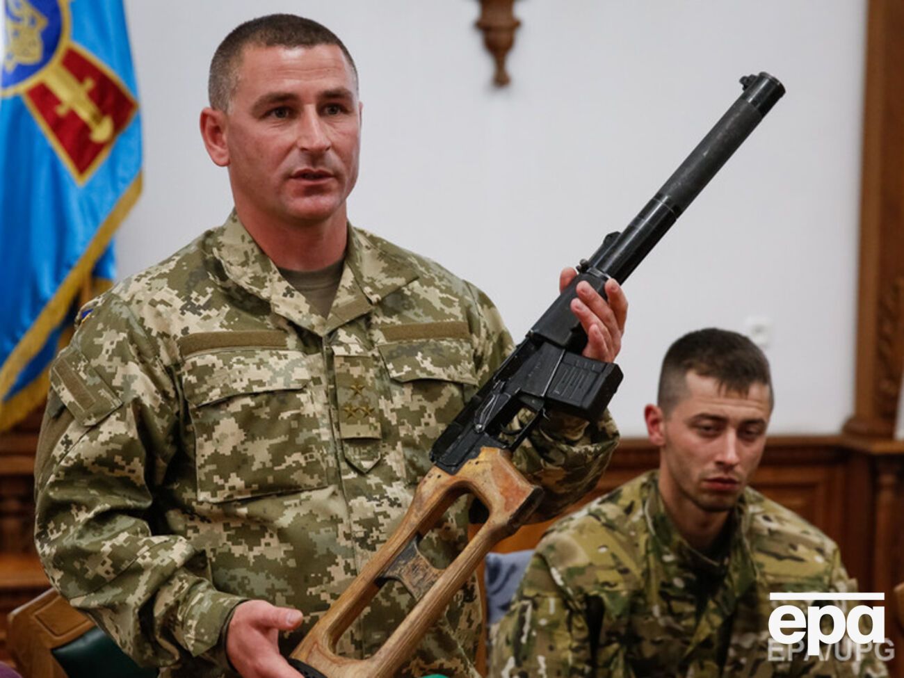 В Киеве показали винтовку "Винторез", захваченную у российских военных под Счастьем. Фоторепортаж