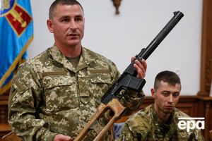 Представители Генштаба демонстрируют оружие российского спецназа, изъятое у взятых в плен под Счастьем россиян