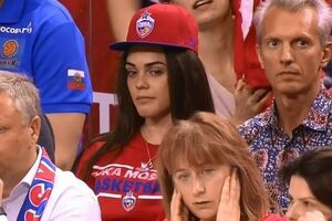 Человек, очень похожий на Хорошковского, в рядах российских фанатов