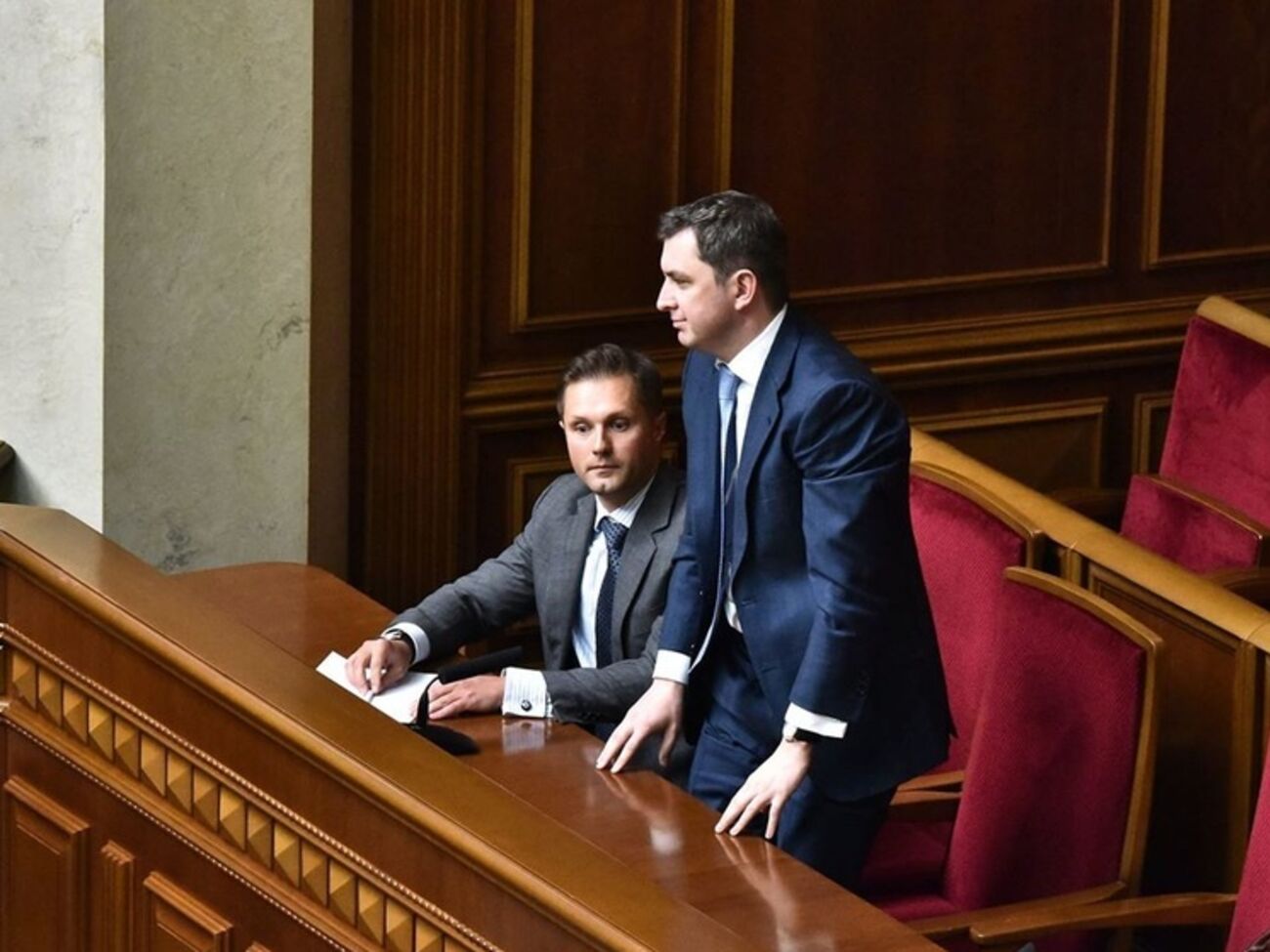 Юрий Терентьев и Игорь Билоус во время заседания парламента