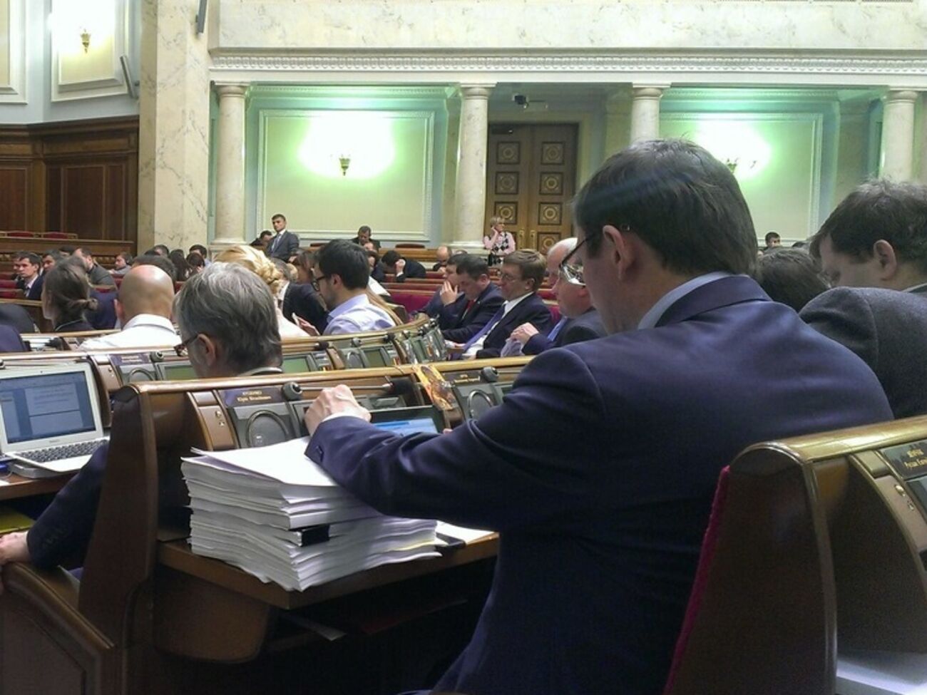 Правительство Украины призвало Раду ввести мораторий на выплату внешнего долга и попросило частных кредиторов присоединиться к поддержке страны