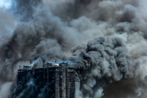 Загоревшийся дом в Баку