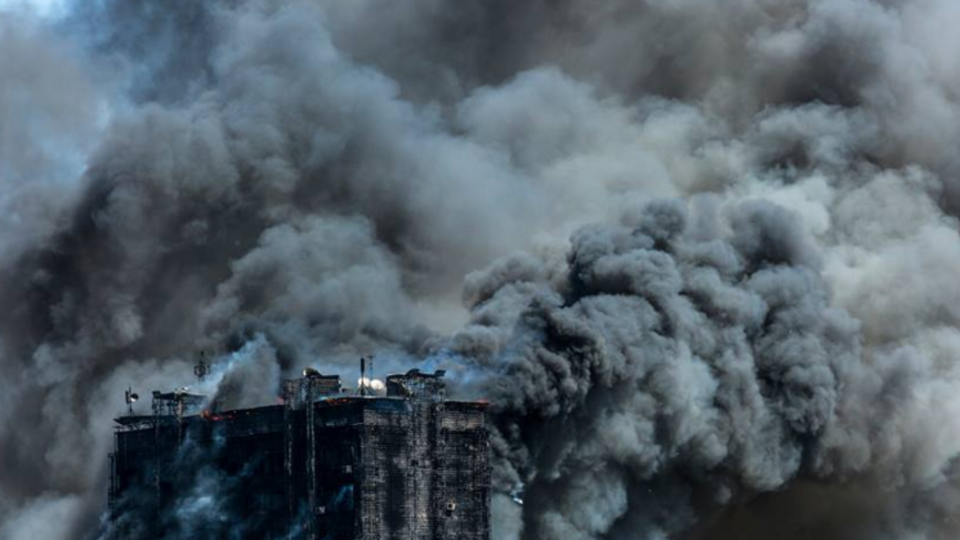 Загоревшийся дом в Баку