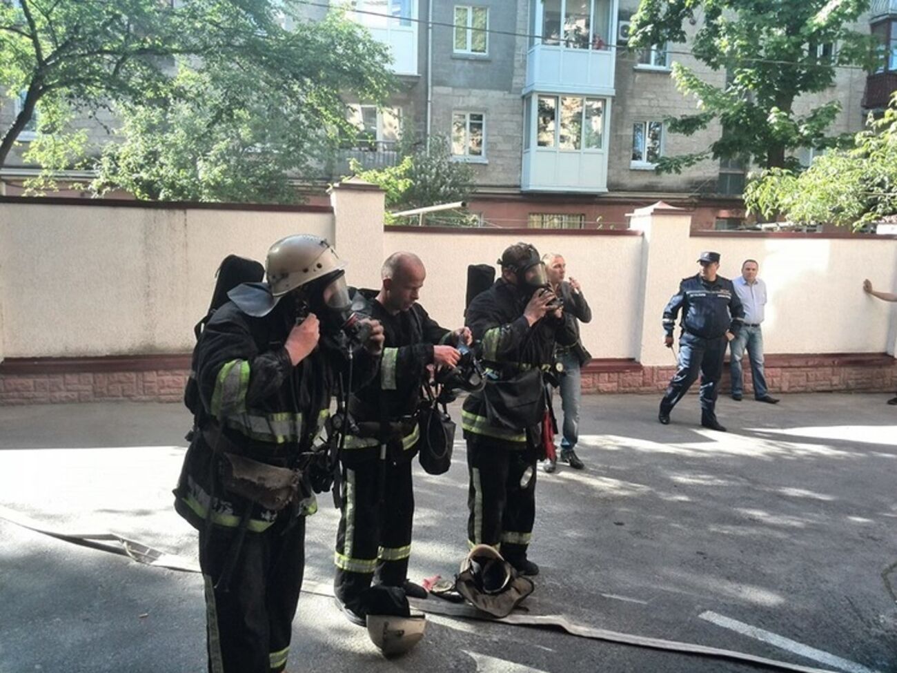 В 17.30 пожар все еще не был потушен