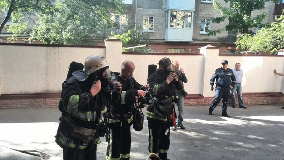 В 17.30 пожар все еще не был потушен