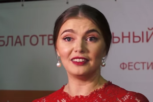 Кабаева показала новый образ --- волосы в пучок и неожиданный разрез глаз