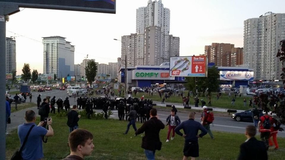 В Киеве возле скандальной стройки на Осокорках начались столкновения, ранены больше 10-ти человек. Фоторепортаж