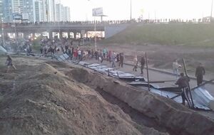 Киевляне снесли забор возле скандальной стройки на Осокорках