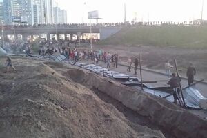 Киевляне снесли забор возле скандальной стройки на Осокорках