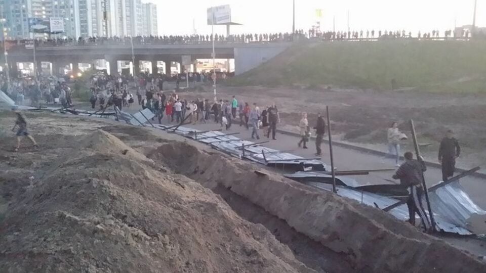 Киевляне снесли забор возле скандальной стройки на Осокорках