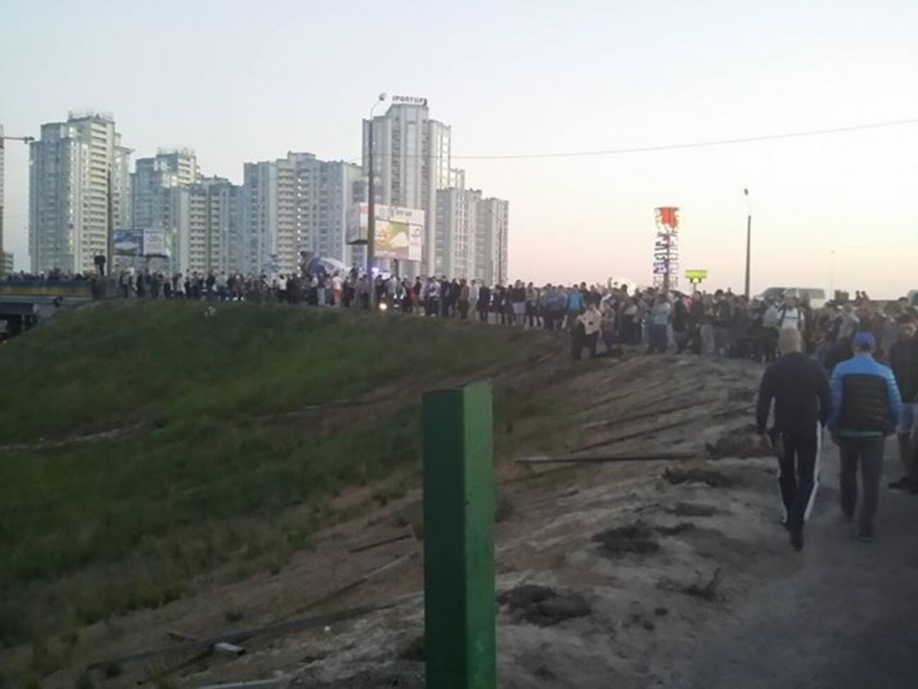 Ранее протестующие повалили забор вокруг скандальной стройки на Осокорках